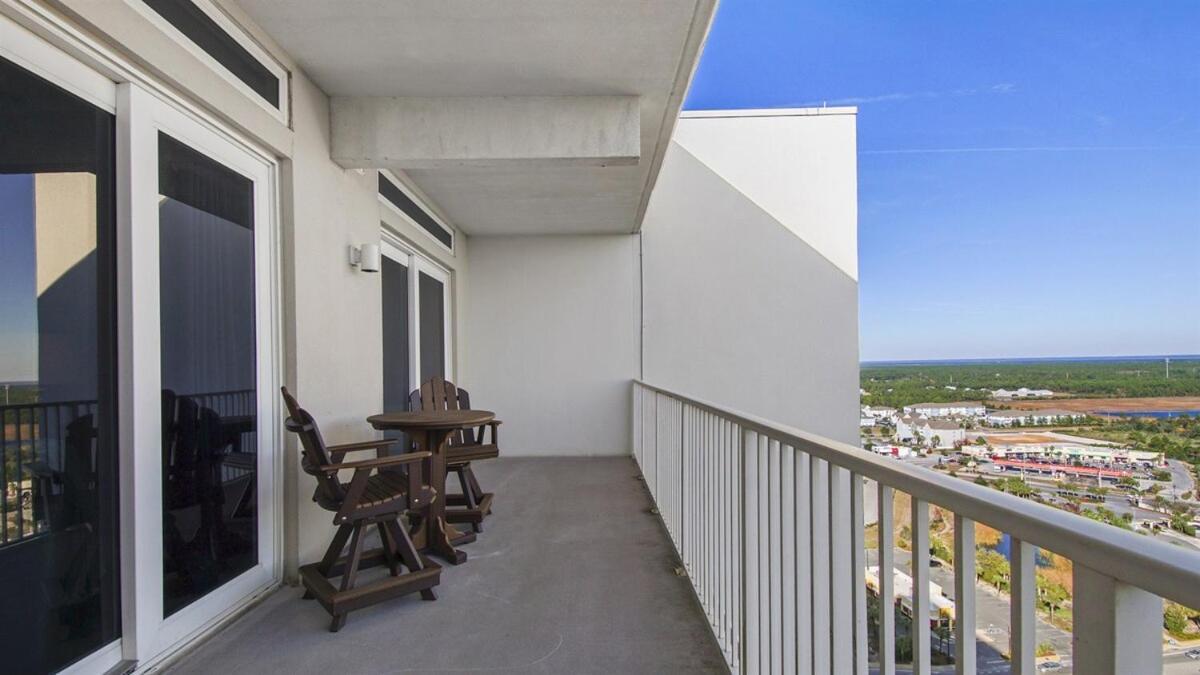 Penthouse At Laketown Wharf In Pcb! 2132 Apartment