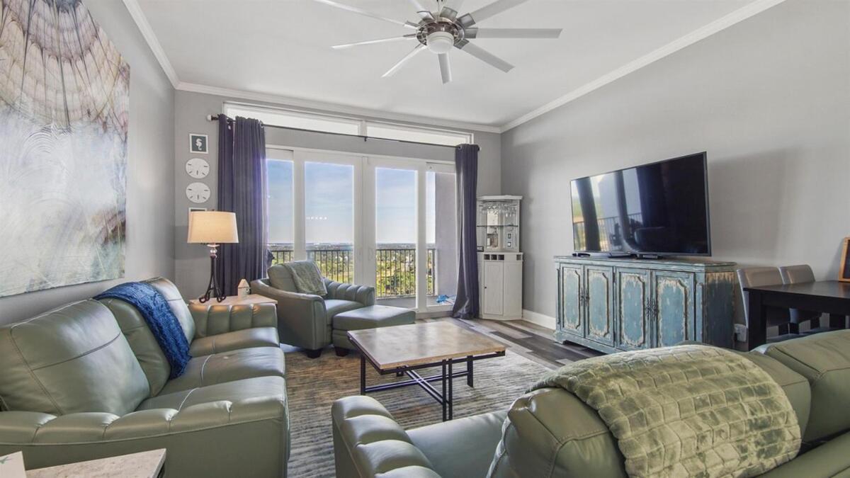 Penthouse At Laketown Wharf In Pcb! 2132