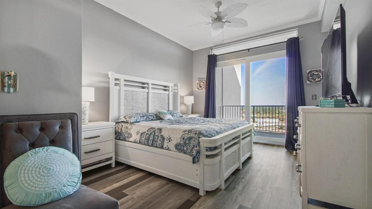 Penthouse At Laketown Wharf In Pcb! 2132 Apartment