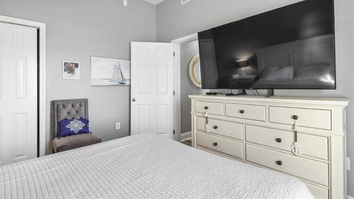Apartment Penthouse At Laketown Wharf In Pcb! 2132