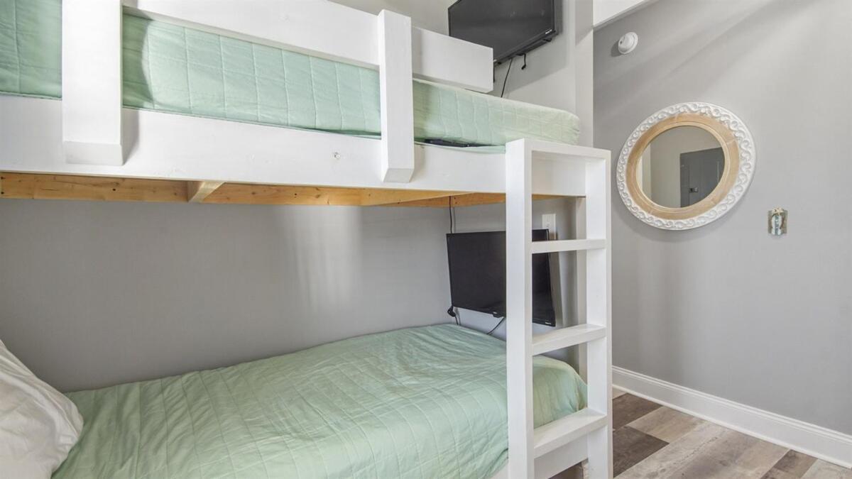 Apartment Penthouse At Laketown Wharf In Pcb! 2132