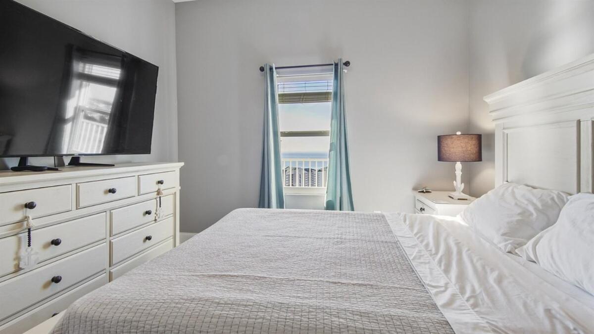 Apartment Penthouse At Laketown Wharf In Pcb! 2132