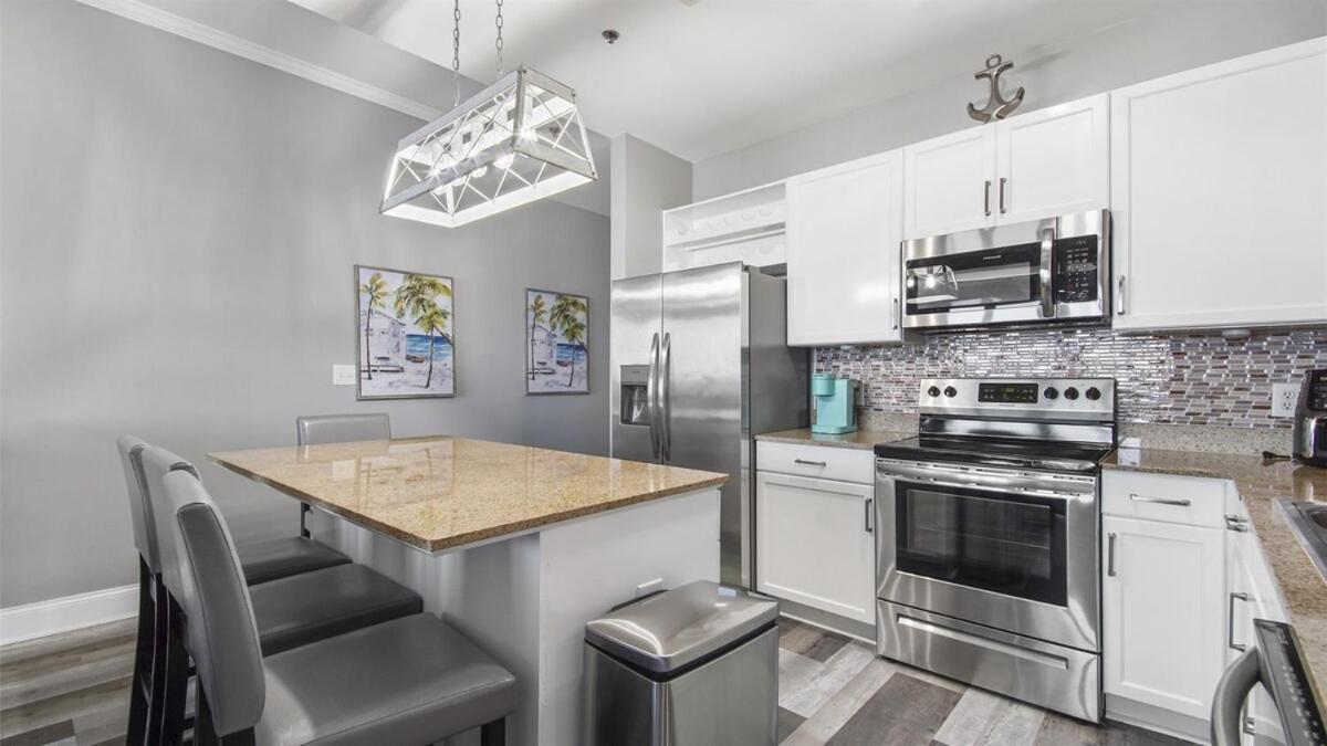 Apartment Penthouse At Laketown Wharf In Pcb! 2132 *